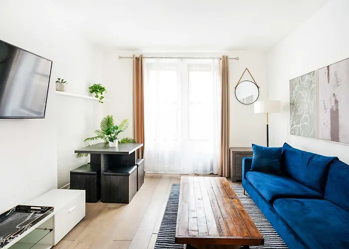 428-2W Newly Furnished 2Br Sleeps 5 Prime Location