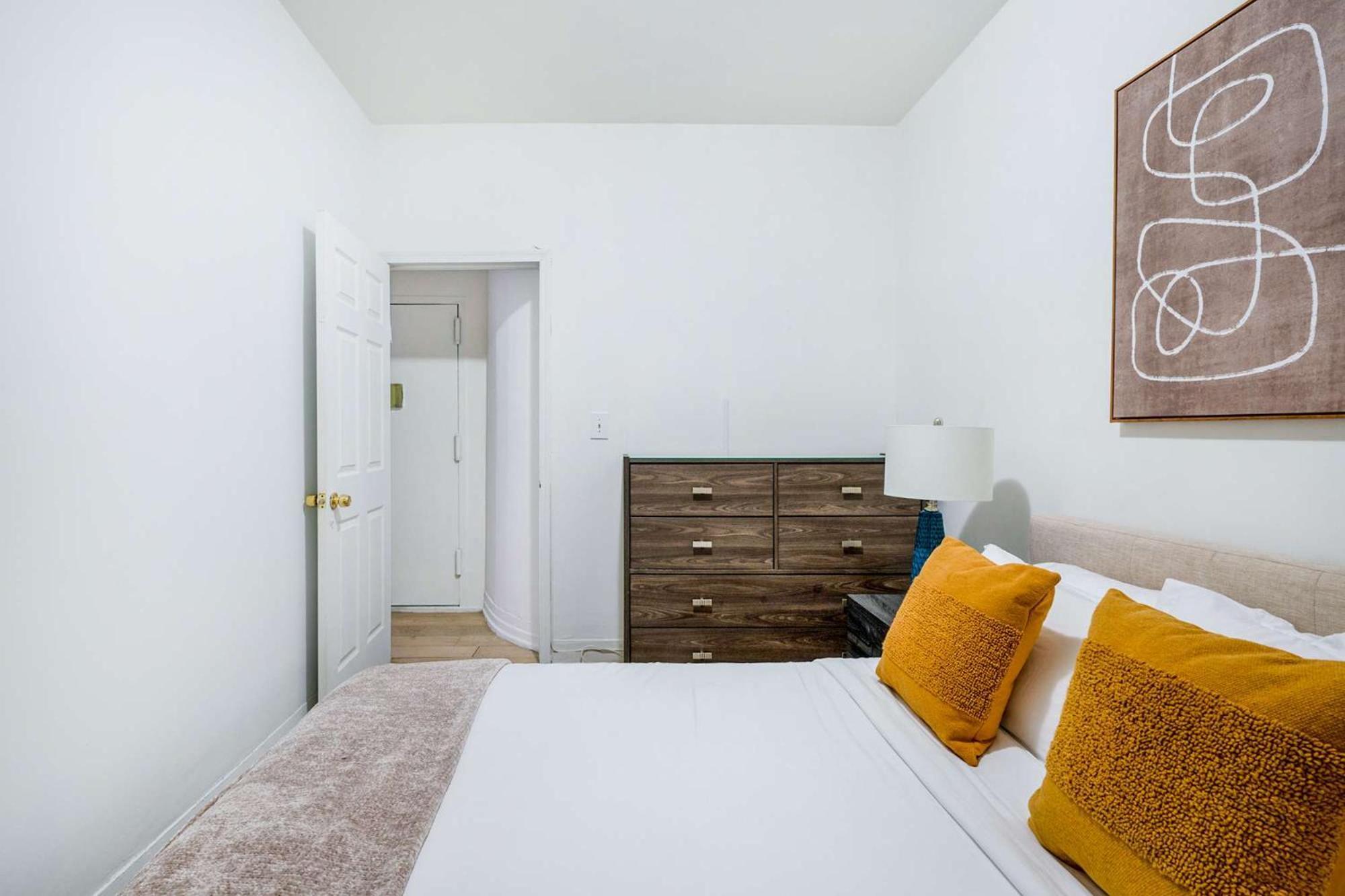 428-2w Newly Furnished 2br Sleeps 5 Prime Location Apartment *