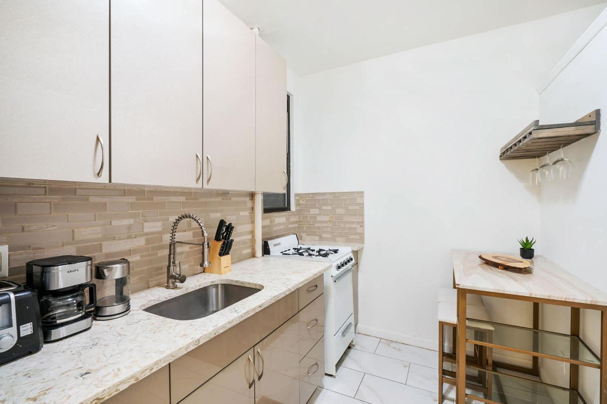 428-2w Newly Furnished 2br Sleeps 5 Prime Location Apartment